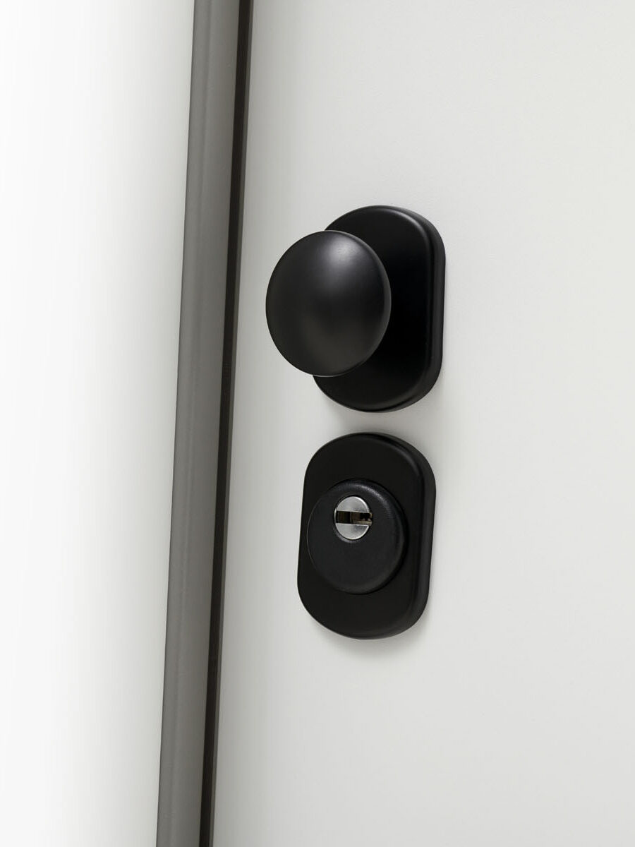 Herraje negro sobre blanco