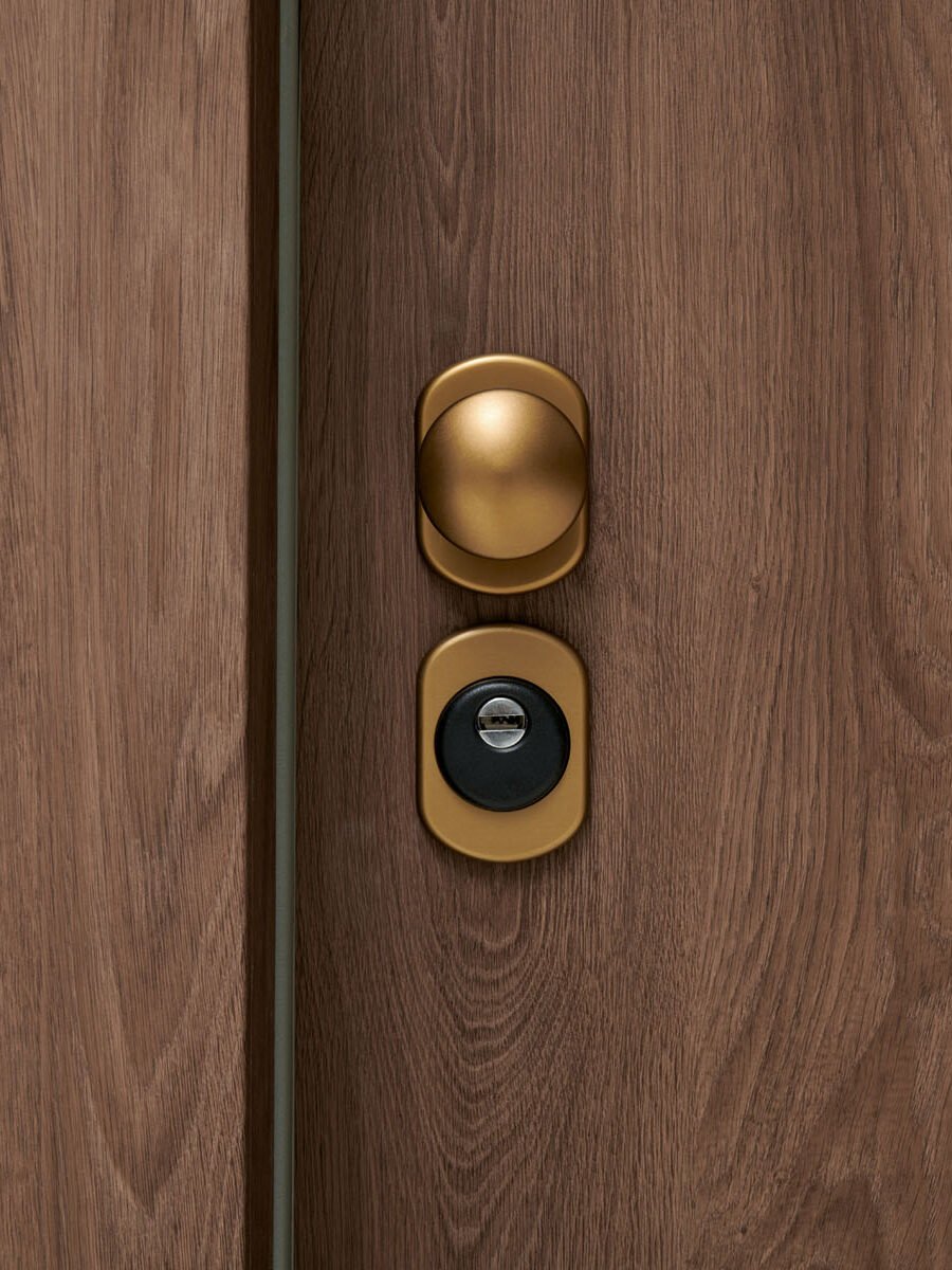 Herraje bronce sobre nogal PVC