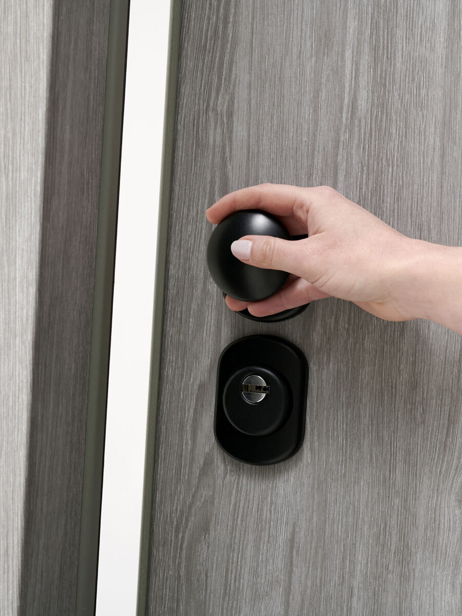 Herraje negro sobre ceniza PVC