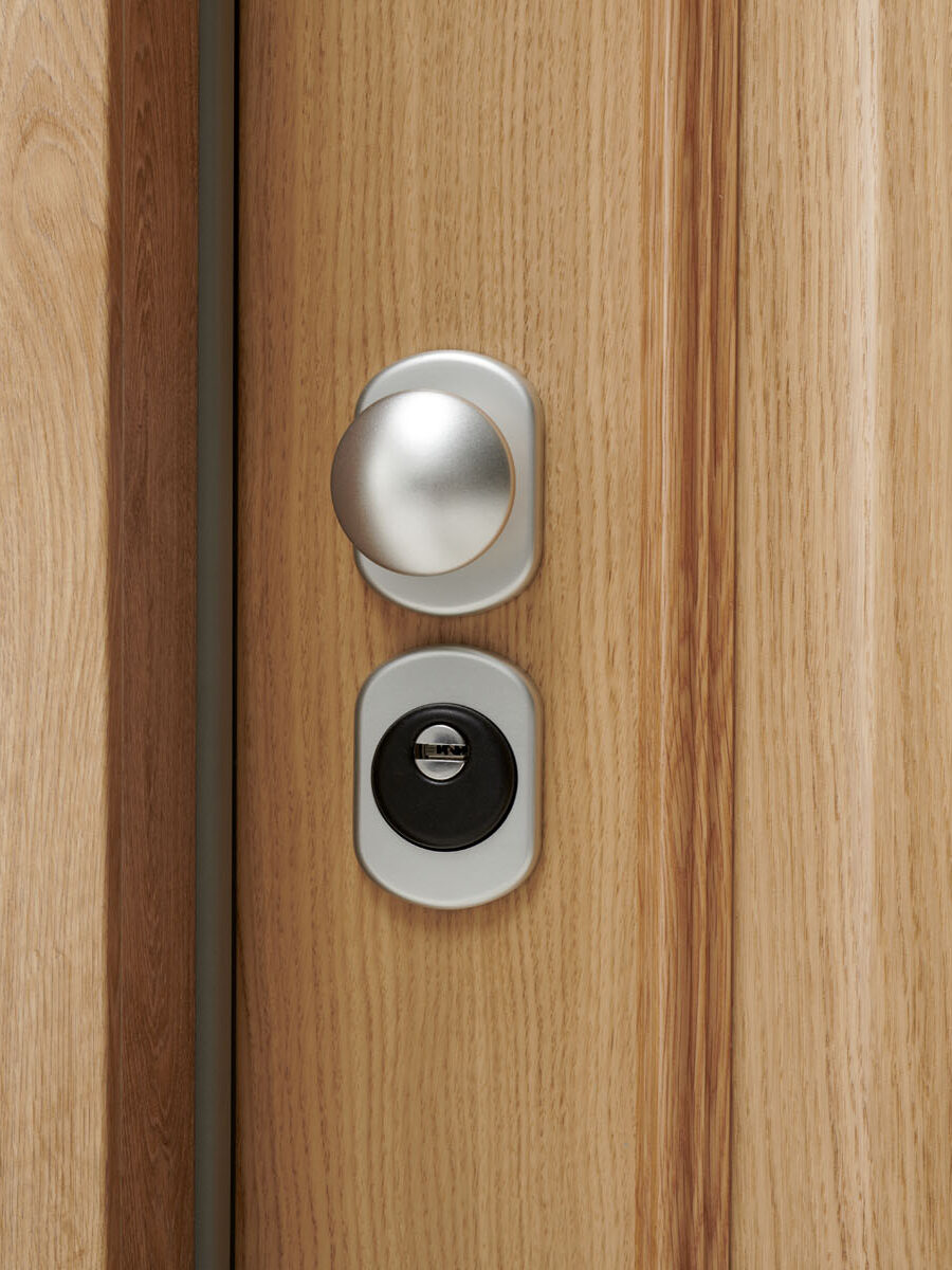 Herraje plata sobre acabado en Roble Madera