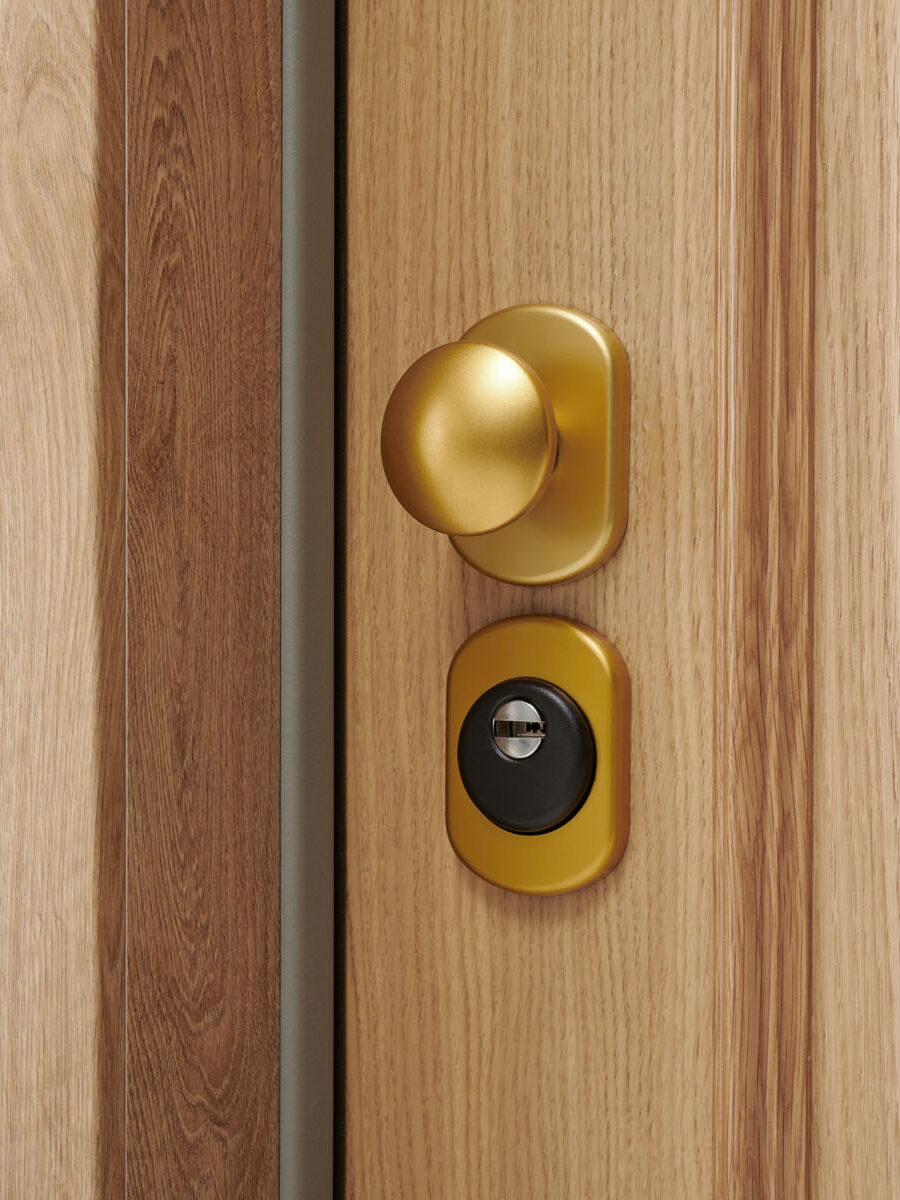 Herraje latonado sobre acabado en Roble Madera