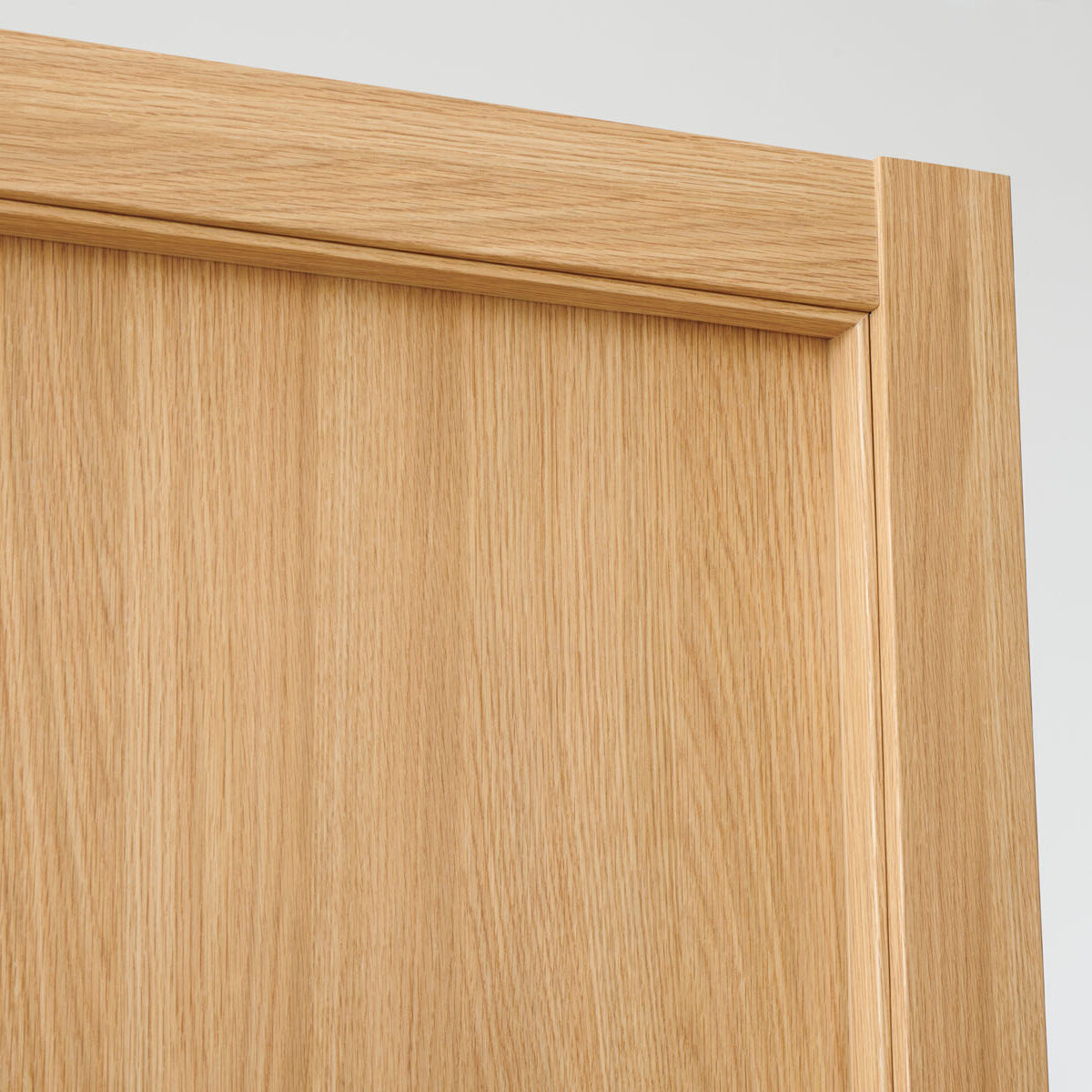 Detalle de hoja en Roble Pure y molduras a juego